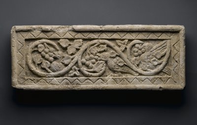 Rilievo di un rotolo di piante che racchiude uccelli e uva, da Behnesa, 5°-6° secolo da School Egyptian