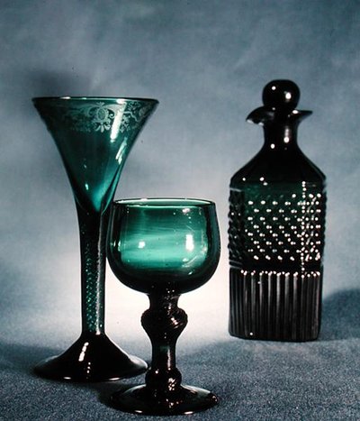 Da sinistra a destra: Bicchiere da vino decorato, bicchiere rotondo e decanter, fine XVIII-inizio XIX secolo da School English