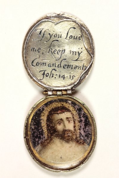 Medaglione contenente una testa di Cristo da School English