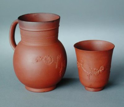 Boccale e bicchiere, terracotta rossa, decorazione spragged, opere di Elers da School English