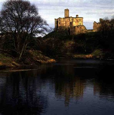 Veduta del Castello di Warkworth, sede della famiglia Percy da School English