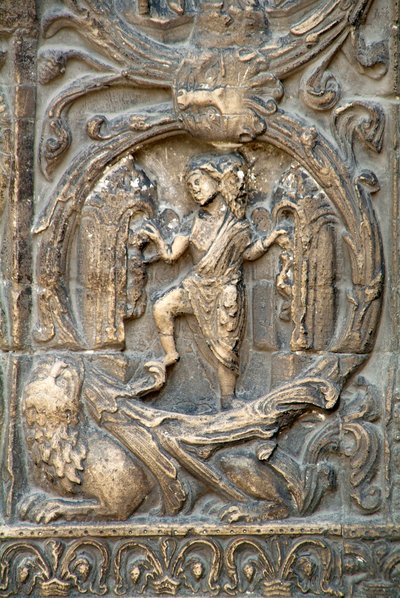 Arte gotica: Piedritto del portale destro della facciata occidentale della Basilica di Saint Denis che rappresenta il lavoro dei campi: Gennaio. Saint-Denis, Francia da School French
