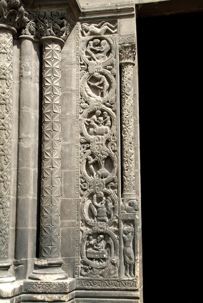 Arte gotica: Piedritto del portale di destra della facciata occidentale della Basilica di Saint Denis che rappresenta il lavoro dei campi (sinistra). Saint-Denis, Francia da School French