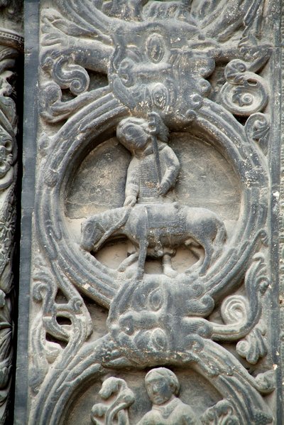 Arte gotica: Piedritto del portale di destra della facciata occidentale della Basilica di Saint Denis che rappresenta il lavoro dei campi: Maggio. Saint-Denis, Francia da School French