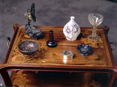 Vaso di vetro iridescente Loetz, una ciotola in pâte-de-verre di Argy Rousseau e un bicchiere con decorazione modellata e incisa di Lalique da School French
