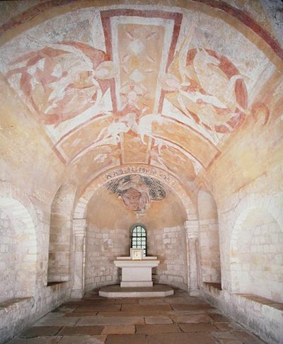 La cripta, dalla chiesa precedente del 1030, con affreschi di Cristo su un cavallo bianco circondato da angeli, dal XII secolo da School French