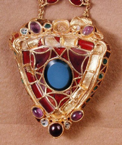Spilla con granati indiani e onice, fine IV secolo (pietra semi-preziosa incastonata in base d