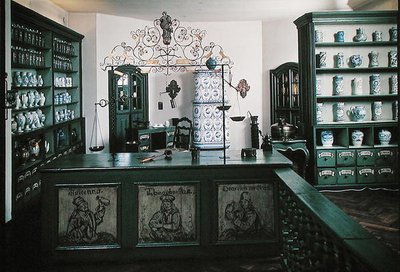 Ricostruzione di una farmacia con mobili e oggetti del XVIII secolo dal XII al XVIII secolo da School German