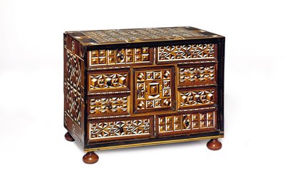 Mobiletto da tavolo tedesco meridionale intarsiato (ebano, avorio, noce e legno da frutto) da School German