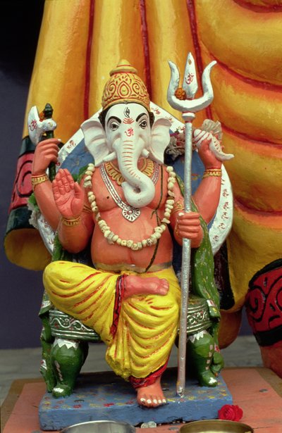 Statua di Ganesh, il Dio Elefante, Intronizzato da School Indian