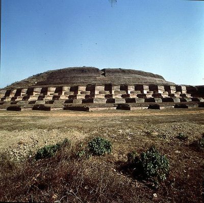 Veduta dello Stupa di Nandangarh, ritenuto contenere le ceneri di Buddha da School Indian