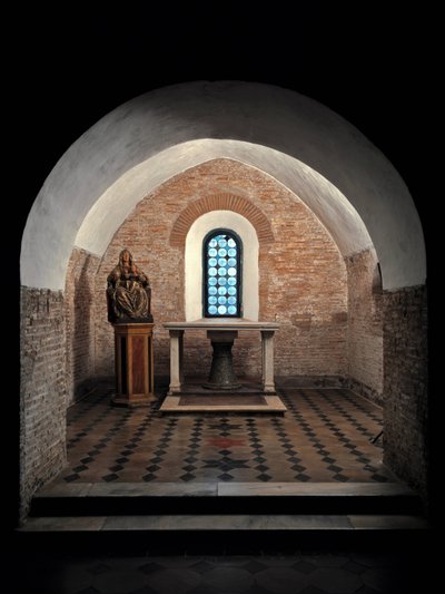 Vista della prima cappella della Chiesa dei Santi Vincenzo e Anastasio, Abbazia delle Tre Fontane vicino a Roma da School Italian
