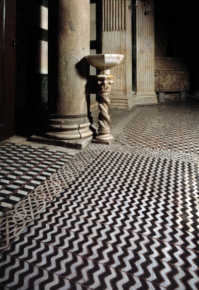 Vista del benitier su una colonna torsadee (Acquasantiera su colonna) da School Italian