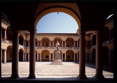 Veduta del cortile con la statua di Alessandro Volta da School Italian