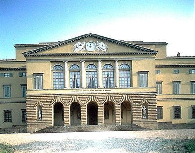 Vista della facciata da School Italian