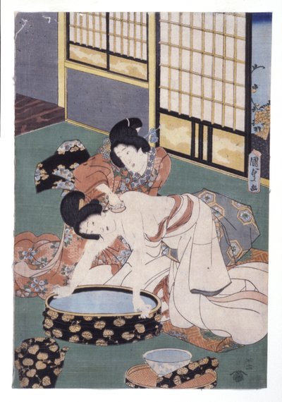 Compagna che pulisce la polvere dal collo e dalle spalle di una donna da School Japanese