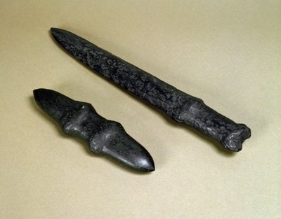 Lama di pugnale e pugnale di pietra, periodo Jomon 4500-3700 a.C. da Japanese School
