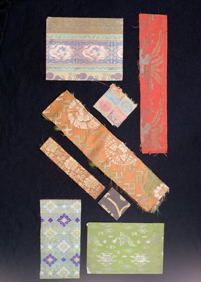 Frammenti di tessuto usati per obi, kimono, costumi No e costumi Kesa per sacerdoti da Japanese School