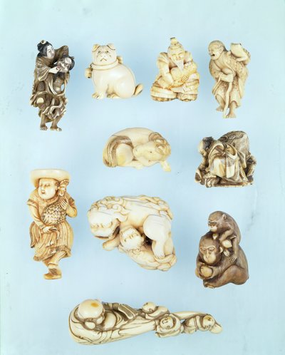 Selezione di netsuke: Ikkuha Sennin che porta la Prostituta di Benares; cucciolo seduto; Abe no Yasuneri che tiene un bambino; Gamma Sennin; cavallo sdraiato; guerriero che doma un bue fuggito; olandese in piedi che tiene un gallo dal lungo piumaggio; scim da Japanese School