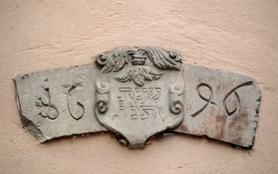 Il vicolo degli ebrei a Obernai (67). Luoghi di culto: iscrizione con una data ebraica e la corrispondente data dell
