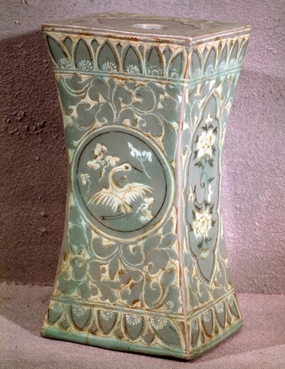 Arte coreana: cuscino in ceramica. Periodo Koryo, fine XII secolo da School Korean