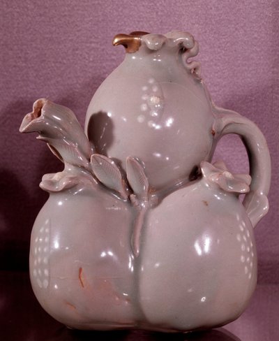 Arte coreana: vaso da vino a forma di melograni. Periodo Koryo (XI-XII secolo). Museo delle Belle Arti, Palazzo Duksoo, Corea da School Korean
