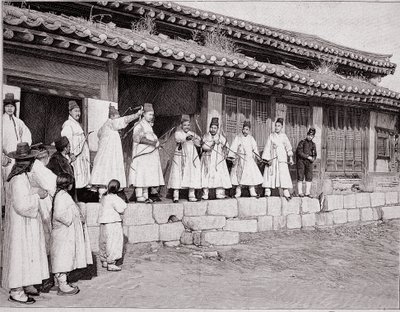 Arcieri nel vecchio palazzo di Seoul, Corea, fine del XIX secolo da School Korean