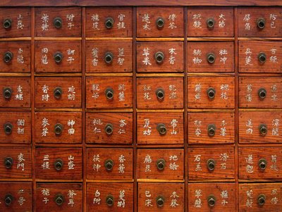 Dettaglio di un mobile medico in legno, periodo Joseon, Corea, Collezione Kim Chong-hak. Fotografia, Museo Nazionale di Seoul, Repubblica di Corea, 2006 da School Korean