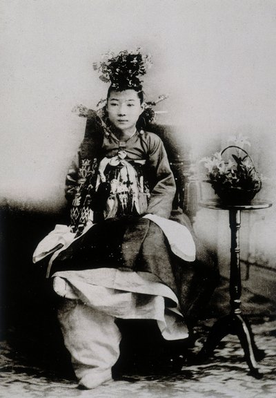 Donna coreana in abito tradizionale da matrimonio da School Korean