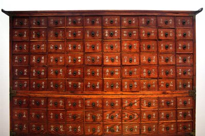 Mobili medici in legno, periodo Joseon, Corea, collezione Kim Chong-hak. Fotografia, Museo Nazionale di Seoul, Repubblica di Corea, 2006 da School Korean