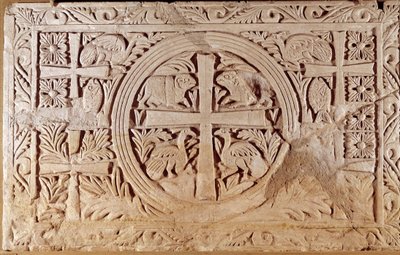Lastra del presbiterio, elemento di chiusura del coro di una chiesa. Dal Libano. V-VI secolo d.C. Parigi, Museo del Louvre da School Lebanese