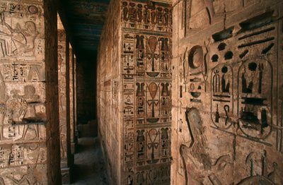 Tempio funerario di Ramses III a Medinet Habu, Luxor. Dettaglio di colonne e pareti scolpite con figure e geroglifici da R. and Smith Simkin
