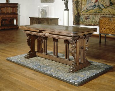 Tavolo di noce con cassetti su telaio di quercia con colonne toscane, 1550-1600 da School Netherlandish