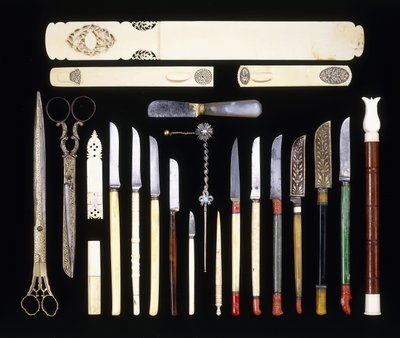 Un gruppo di ventidue strumenti da scriba ottomani, comprendente undici coltelli, un girapagina, forbici, un coltello da carta, scatola d