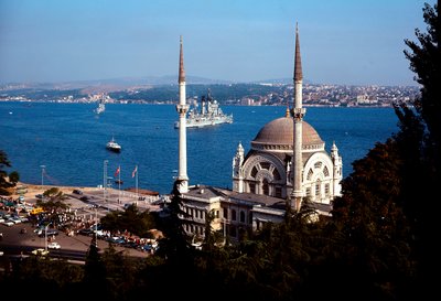 Architettura ottomana: vista della Moschea di Dolmabahce sul Bosforo da School Ottoman