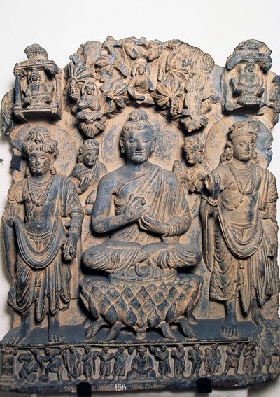 Fregio raffigurante Buddha e divinità, Peshawar, Pakistan da School Pakistani