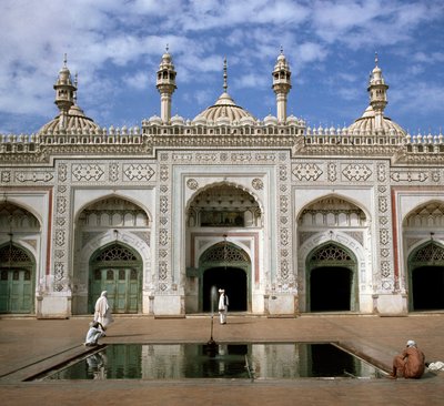 Vista della moschea del XVII secolo Mohabbat Khan da School Pakistani