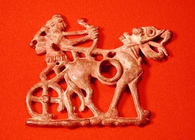 Mordente per cavallo raffigurante un cacciatore sul suo carro, che scocca il suo arco, c.1200-700 a.C. da School Persian