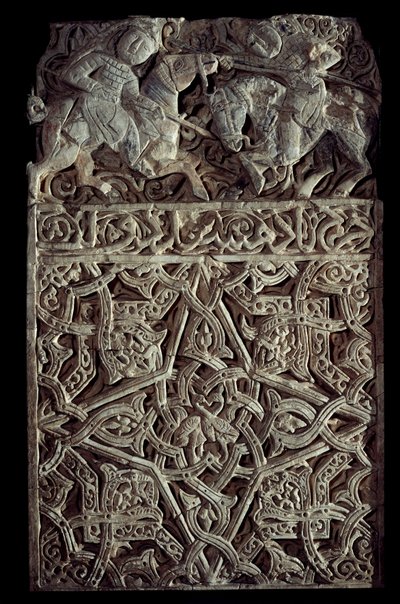 Arte persiana: pannello in stucco decorato con arabeschi e due cavalieri in lotta. Seattle. Museo d