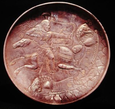 Piatto raffigurante un soldato reale che caccia leoni, VI-VII secolo da School Persian