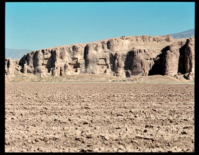 Vista della Necropoli e delle Quattro tombe appartenenti ai re achemenidi, da sinistra a destra, Arius II, Artaserse I e Dario I il grande da School Persian