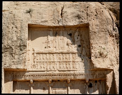 Veduta della Necropoli e della tomba di Dario I il Grande con rilievo che lo rappresenta mentre onora il sole da School Persian