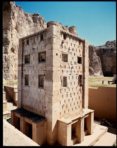 Veduta della Necropoli e delle tombe appartenenti ai re achemenidi, e il Cubo di Zoroastro (Ka