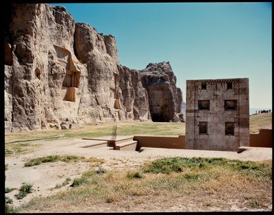 Vista della necropoli e delle tombe appartenenti ai re achemenidi, e il Cubo di Zoroastro (Ka
