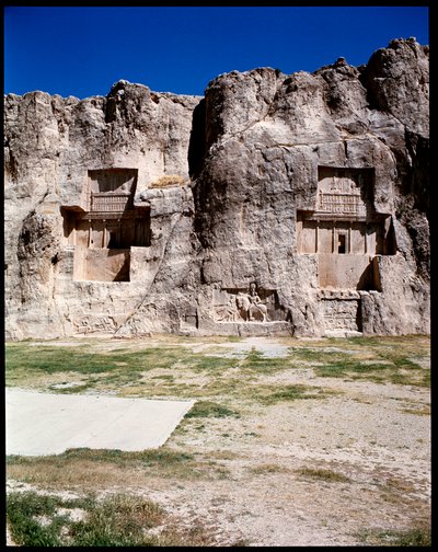Vista della necropoli e delle tombe appartenenti ai re achemenidi, da sinistra a destra, Artaserse I e Dario I il grande da School Persian