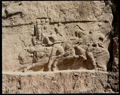 Veduta della Necropoli e delle tombe appartenenti ai re achemenidi, rilievo che rappresenta scene di battaglia da School Persian