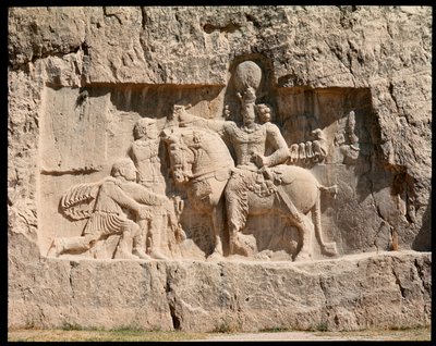 Veduta della Necropoli e delle tombe appartenenti ai re achemenidi, rilievo che rappresenta la vittoria di Shapur I sull