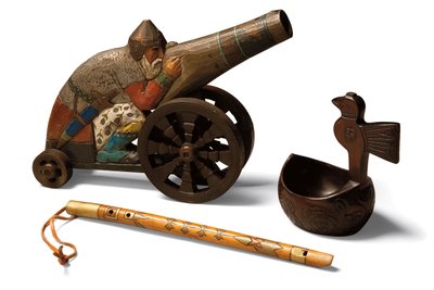 Un giocattolo in tiglio Bogatyr, un flauto in betulla e un Kovsh in betulla, c.1900 da School Russian