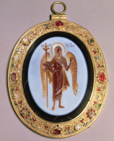Panagia, sardonica scolpita montata in oro con perle e gioielli con decorazione a filigrana e smalto, Mosca, metà del XVI secolo da School Russian