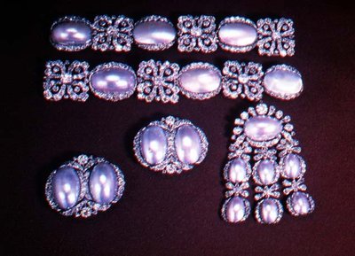Set di gioielli, spilla, clip per orecchie e braccialetti, seconda metà del XVIII secolo da School Russian